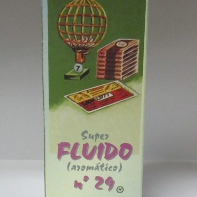 Embalagem de produto Super Fluido aromático n° 29 para sorte com ilustrações de globo, cigarros e bilhete