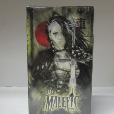 Caixa de baralho de Tarot Malefic Time com ilustração de personagem feminina segurando espada.