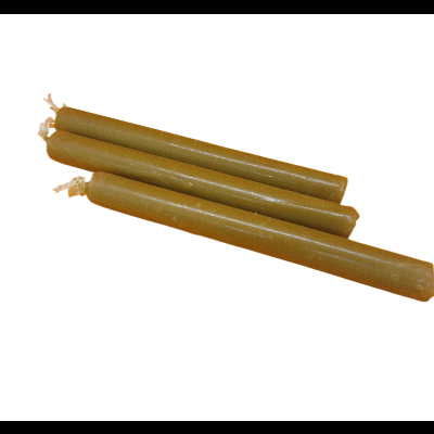 Três velas castanhas com pavios expostos