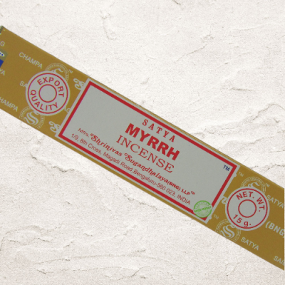 Embalagem dourada de incenso Satya Myrrh com etiqueta branca