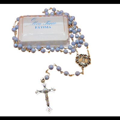Terço com contas azuis e caixa branca com texto Meu Terço FÁTIMA