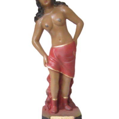 Estatueta de mulher ausa com saia vermelha e base preta com placa dourada com texto.