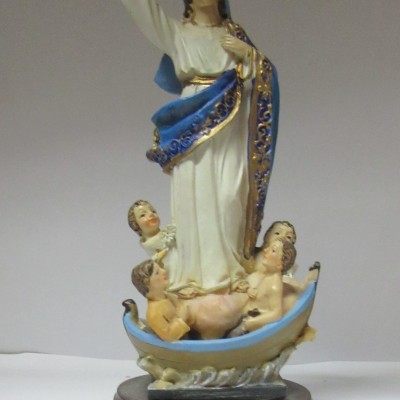 Estátua religiosa de N. Sra. Navegantes com crianças em barco, base marrom e placa idenficativa