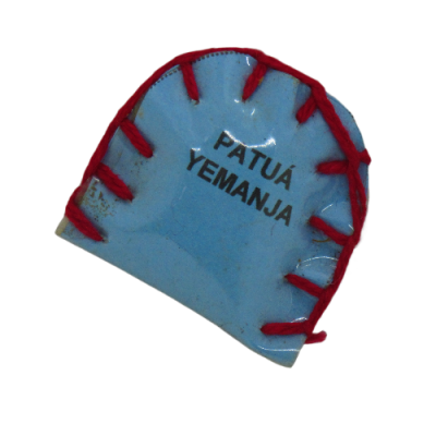 Patuá azul com costura vermelha e texto PATUÁ YEMANJA