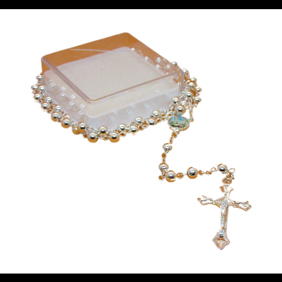 Terço de pérolas brancas com cruz dourada numa caixa transparente