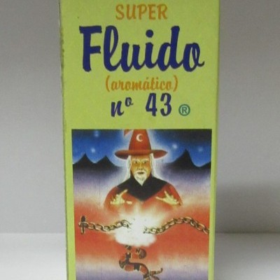 Caixa verde de produto aromático com figura de homem e correntes quebradas