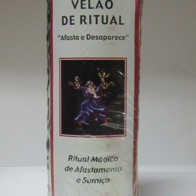 Vela de ritual com embalagem branca, texto preto, borda vermelha e imagem central de figura mascarada em fundo escuro.
