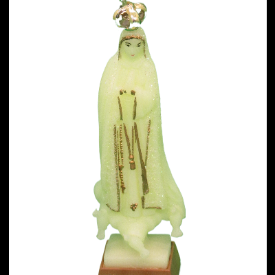 Estatueta de Nossa Senhora de Fátima esverdeada com coroa dourada