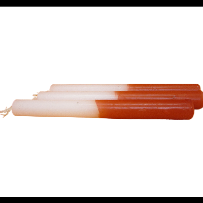 Três velas brancas e castanhas-avermelhadas