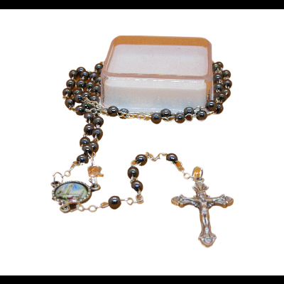 Terço com contas pretas, crucifixo decorado, medalhão colorido e caixa branca