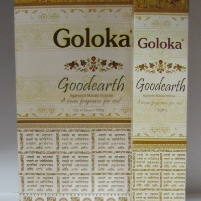 Embalagens de incenso Goloka Goodearth em creme e dourado com texto e detalhes florais