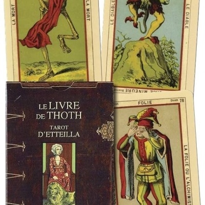 Três cartas de tarot clássicas com embalagem escura de tarot de Thoth