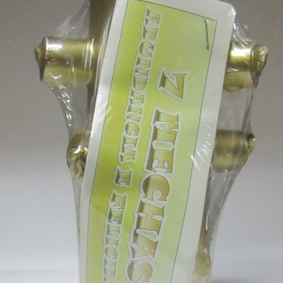 Cubo metálico dourado com embalagem plástica e etiqueta verde e branca