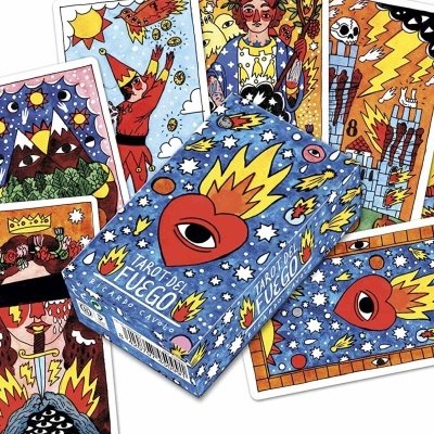 Baralho de tarot colorido com caixa azul e cartas ilustradas espalhadas