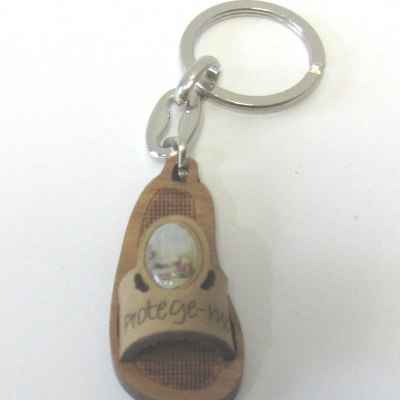 Porta-chaves em madeira em forma de sandália com inscrição e imagem decorativa