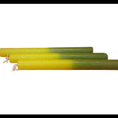 Três velas cilíndricas amarelo e verde