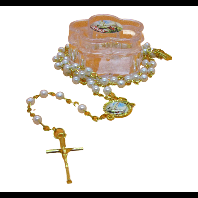 Rosário com crucifixo dourado e caixa de plástico com imagem religiosa
