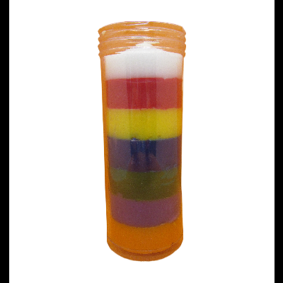 Vela com várias camadas coloridas em recipiente cilíndrico laranja