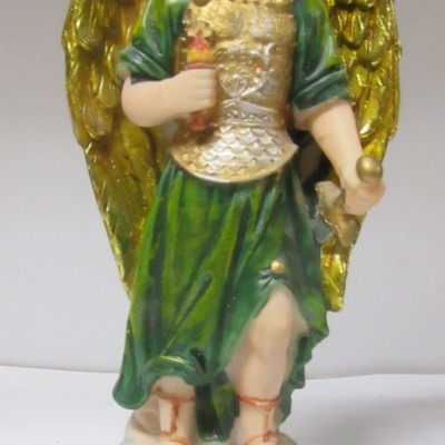 Estátua colorida do Arcanjo S. Jofiel com asas douradas e placa identificadora