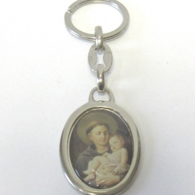 Chaveiro metálico com imagem de santo e menino em forma oval