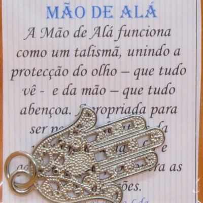 Pendente metálico em forma de mão com detalhes rendilhados sobre cartolina com texto explicativo em português