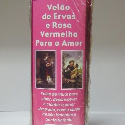Vela vermelha com rótulo rosa para rituais de amor