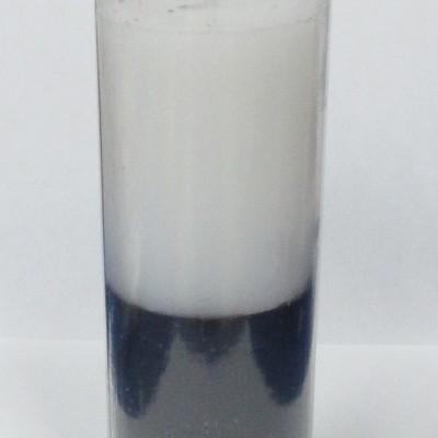 Vela em copo de vidro com cera preta e branca