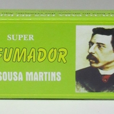 Embalagem verde de Super Defumador Dr. Sousa Martins com imagem de homem e texto em amarelo e branco