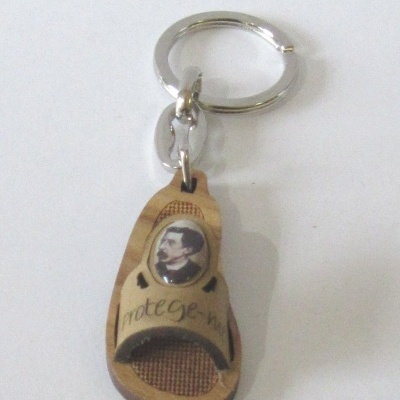 Porte-chaves miniatura sapato madeira castanho com foto e texto 'protege-me'