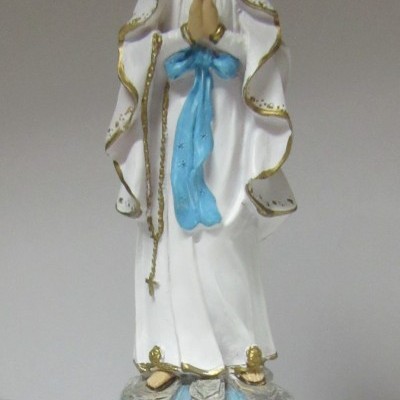 Estátua religiosa de Nossa Senhora de Lourdes com vestes brancas e azuis