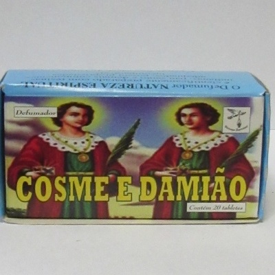 Embalagem azul com santos e texto COSME E DAMIÃO