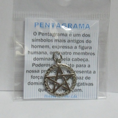 Colar com pendente de pentagrama prateado em embalagem plástica com etiqueta