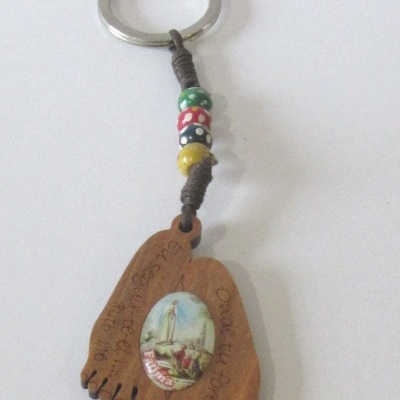 Porta-chaves de madeira com formato de pés e contas coloridas, imagem religiosa oval