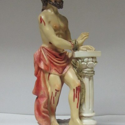 Estatueta religiosa N.SR.AMARRADOS homem com coroa dourada tecido vermelho marcas vermelhas mãos atadas coluna branca base redonda marrom