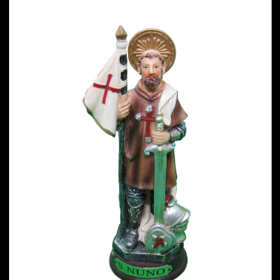 Estátua de São Nuno com espada e bandeira