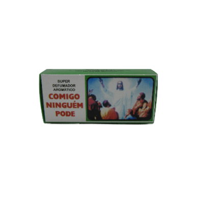 Embalagem verde com texto e imagem de quatro pessoas, incluindo figura central vestida de branco.