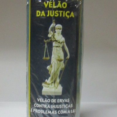 Velão verde da justiça com etiqueta e estátua da justiça em fundo cinza