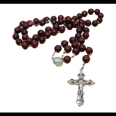 Rosário de contas de madeira castanha e crucifixo prateado