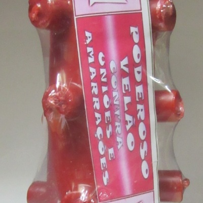 Vela vermelha cilíndrica com protuberâncias e etiqueta em plástico transparente