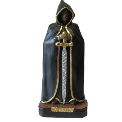 Estátua de guardião com capa preta e espada dourada e prateada