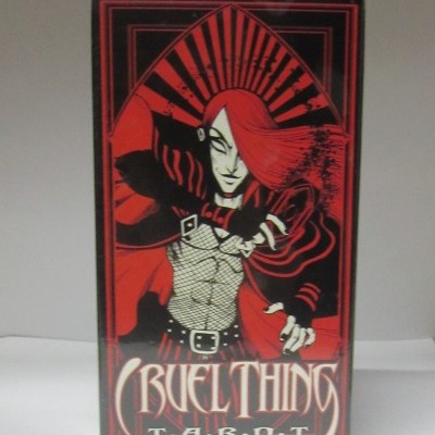 Caixa de cartas de tarot CRUEL THING TAROT com arte vermelha e preta