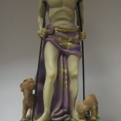 Estátua religiosa de S. Lázaro com cães e base marrom