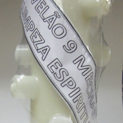 Vela branca cilíndrica com etiqueta e plástico transparente