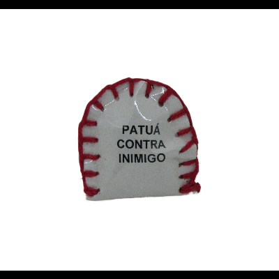 amuleto branco com bordas vermelhas e texto PATUÁ CONTRA INIMIGO