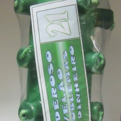 Vela verde decorativa com rótulo em embalagem plástica