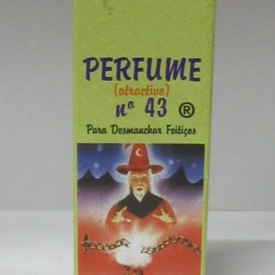 Caixa verde de perfume número 43 com figura mística e correntes a partir-se