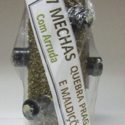 Pacote cilíndrico com ervas secas e etiqueta com texto informativo