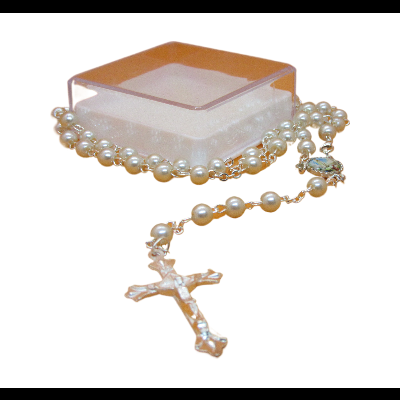 Colar de contas de pérola branca com crucifixo em madrepérola e medalha religiosa