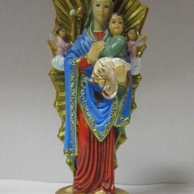 estátua religiosa da Virgem Maria com o Menino Jesus em manto azul e vermelho com detalhes dourados