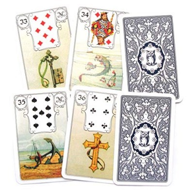 Cinco cartas de baralho com números, ilustrações e padrão azul no verso